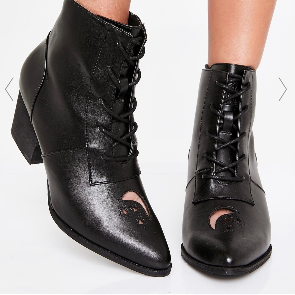 NWB YRU AURA POINT LACE UP BLACK WITCH BOOTS